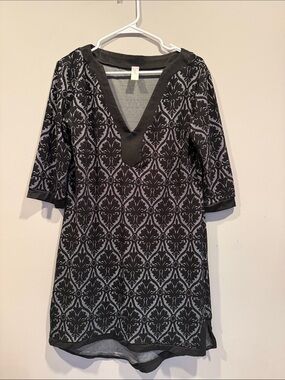 vfish by Vera Fishbaugh Black and Gray Patterned V-Neck Tunic Dress